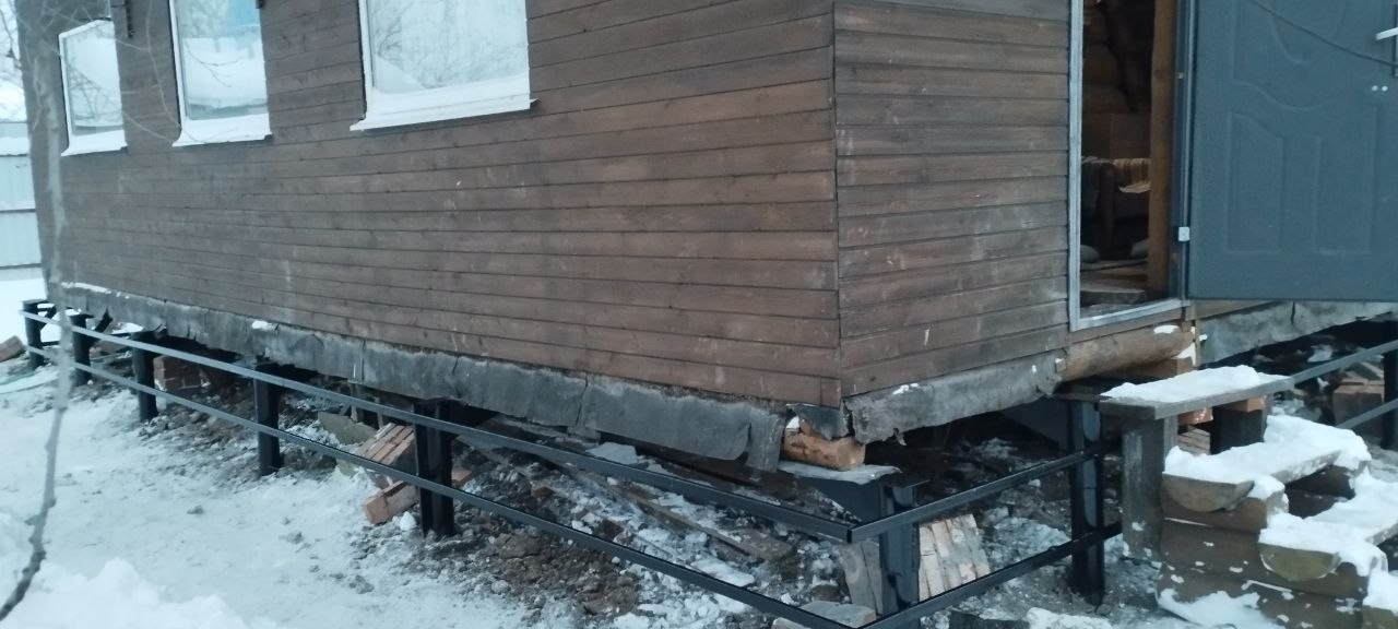 Подъем дома на винтовые сваи с обвязкой профтрубой 20х40 для монтажа цокольных панелей